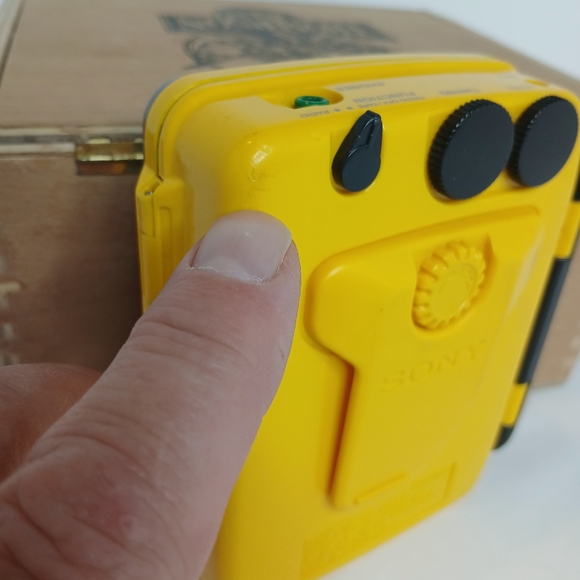 Sony Sports AM/FM Cassette Player Walkman Radio WM-SXF30 READ Tested - Picture 13 of 14